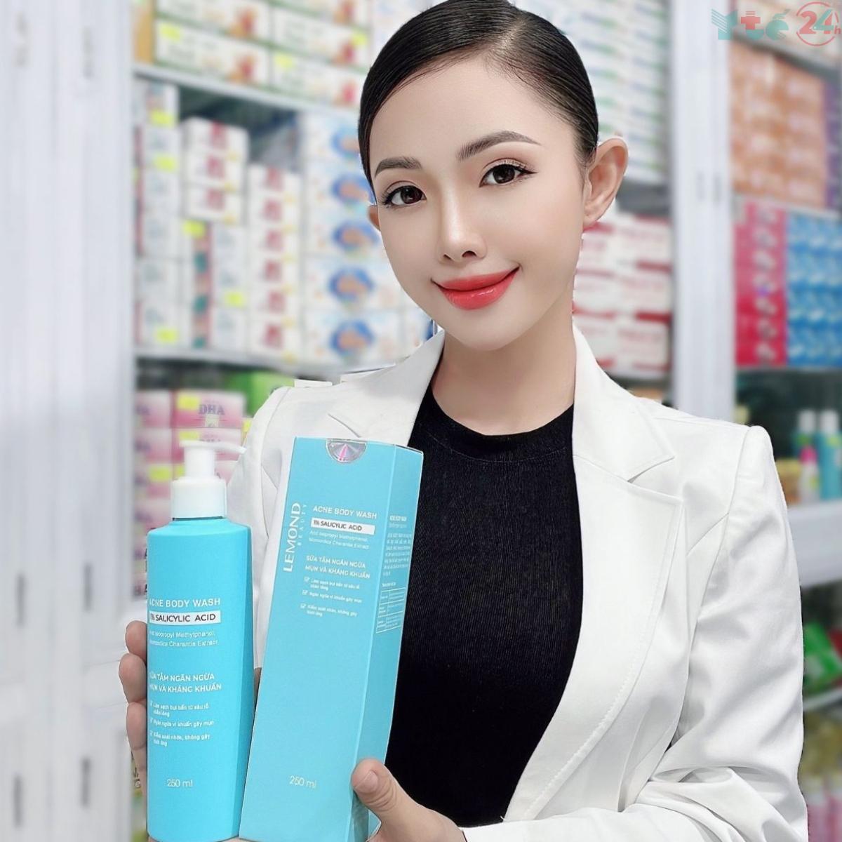 Dược sĩ Trương Kim Ngân cùng sản phẩm Lemond Acne Body Wash